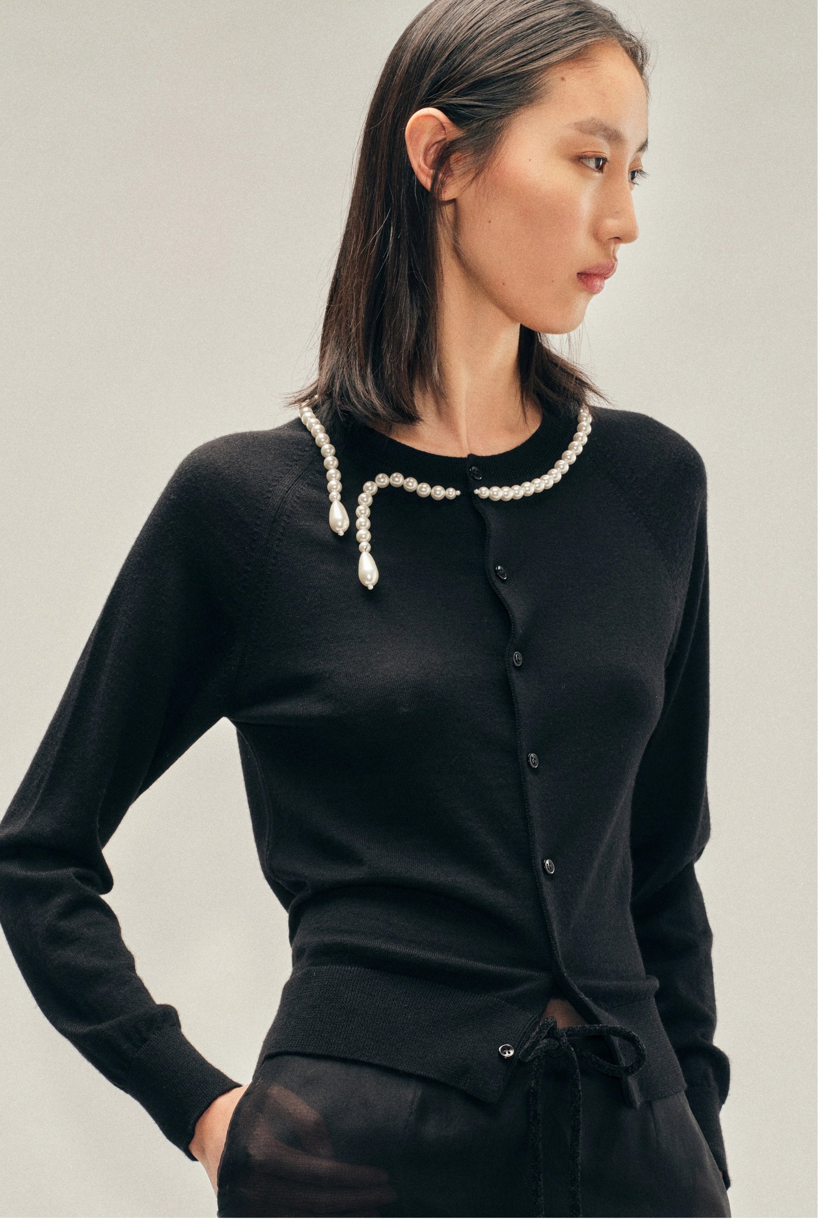 CLASSIC MERINO SILK CARDIGAN W/ EMB BLACK