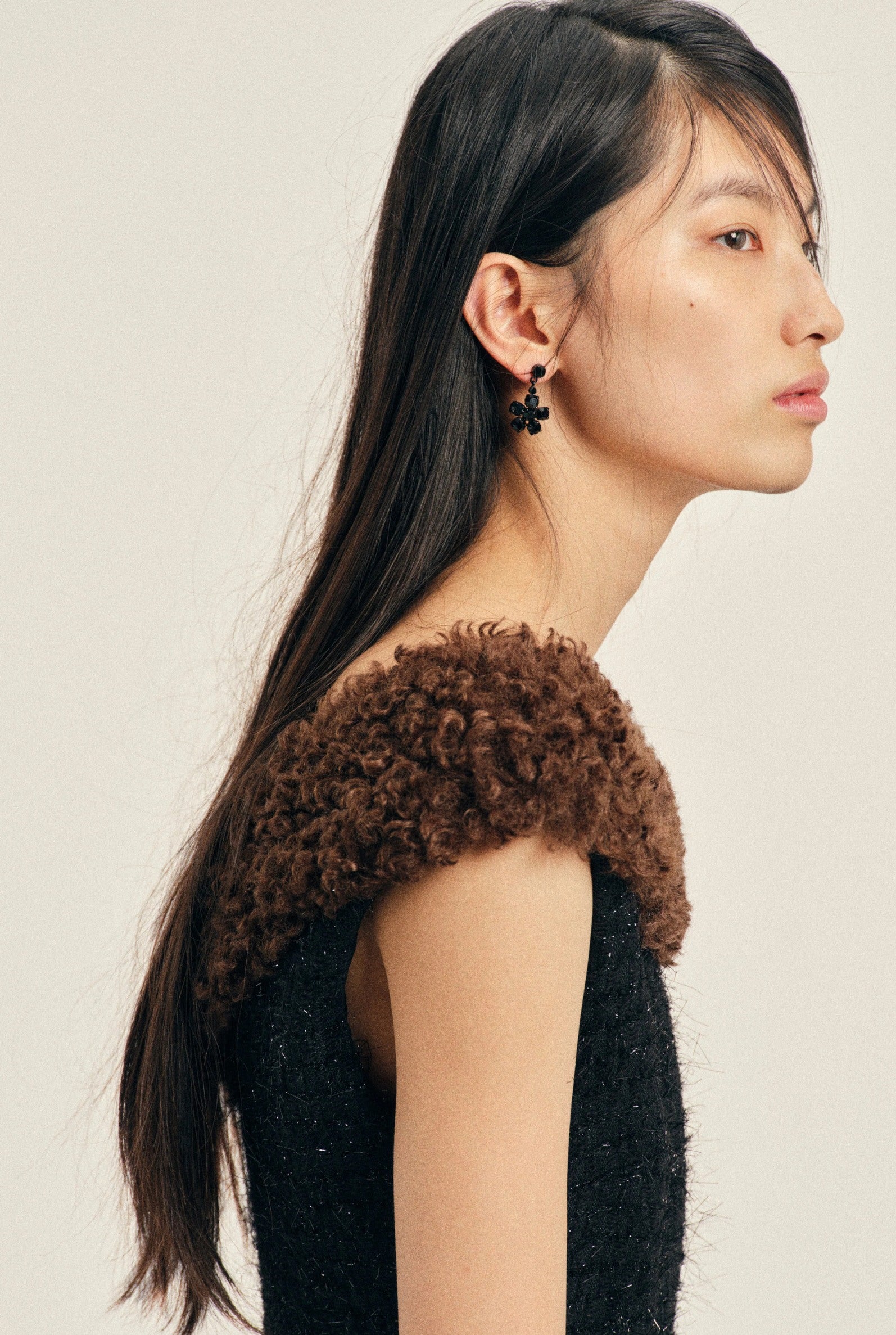 MINI DAISY DROP EARRINGS JET
