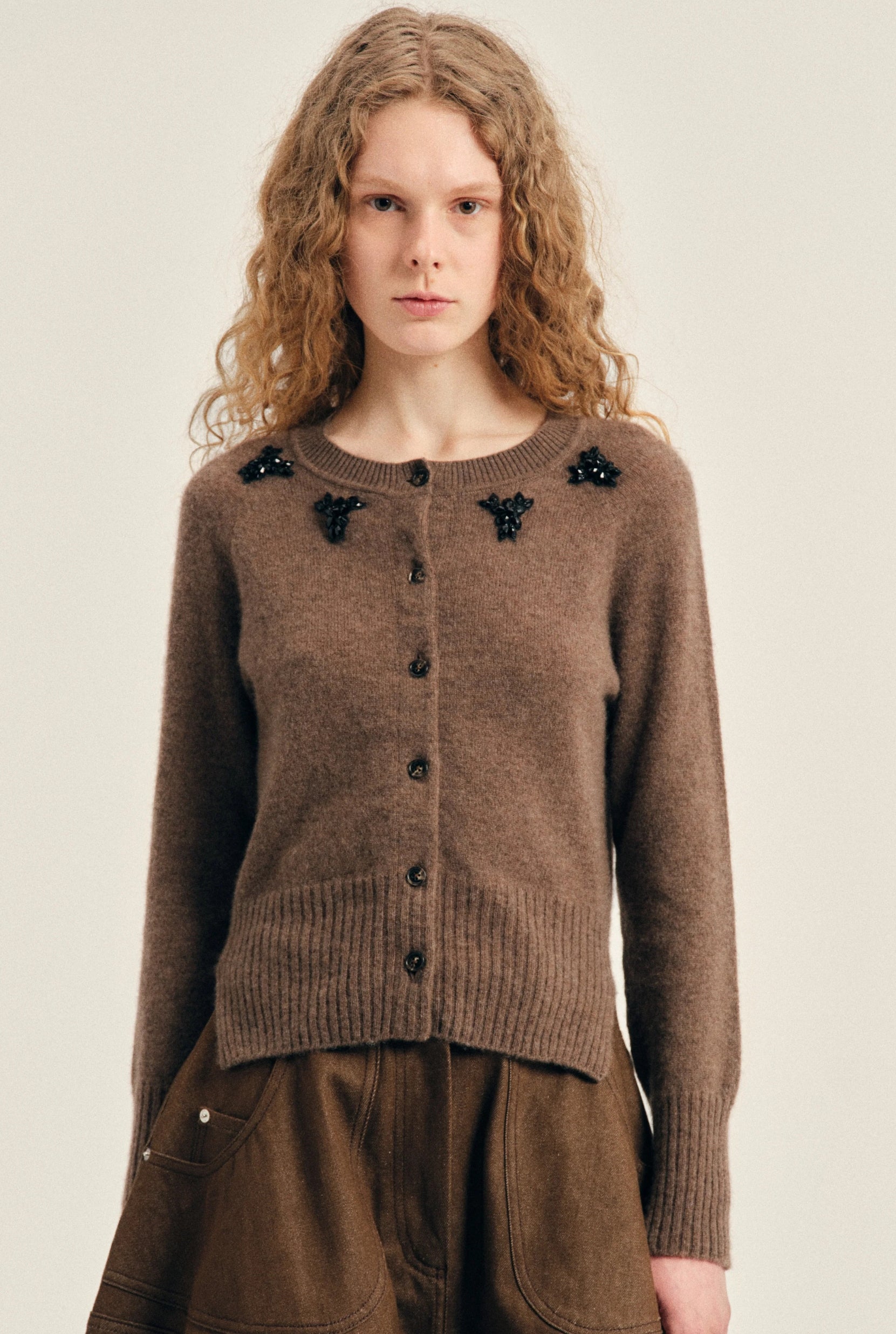 RELAXED CASHMERE CARDIGAN W/ EMB PEAT AW26