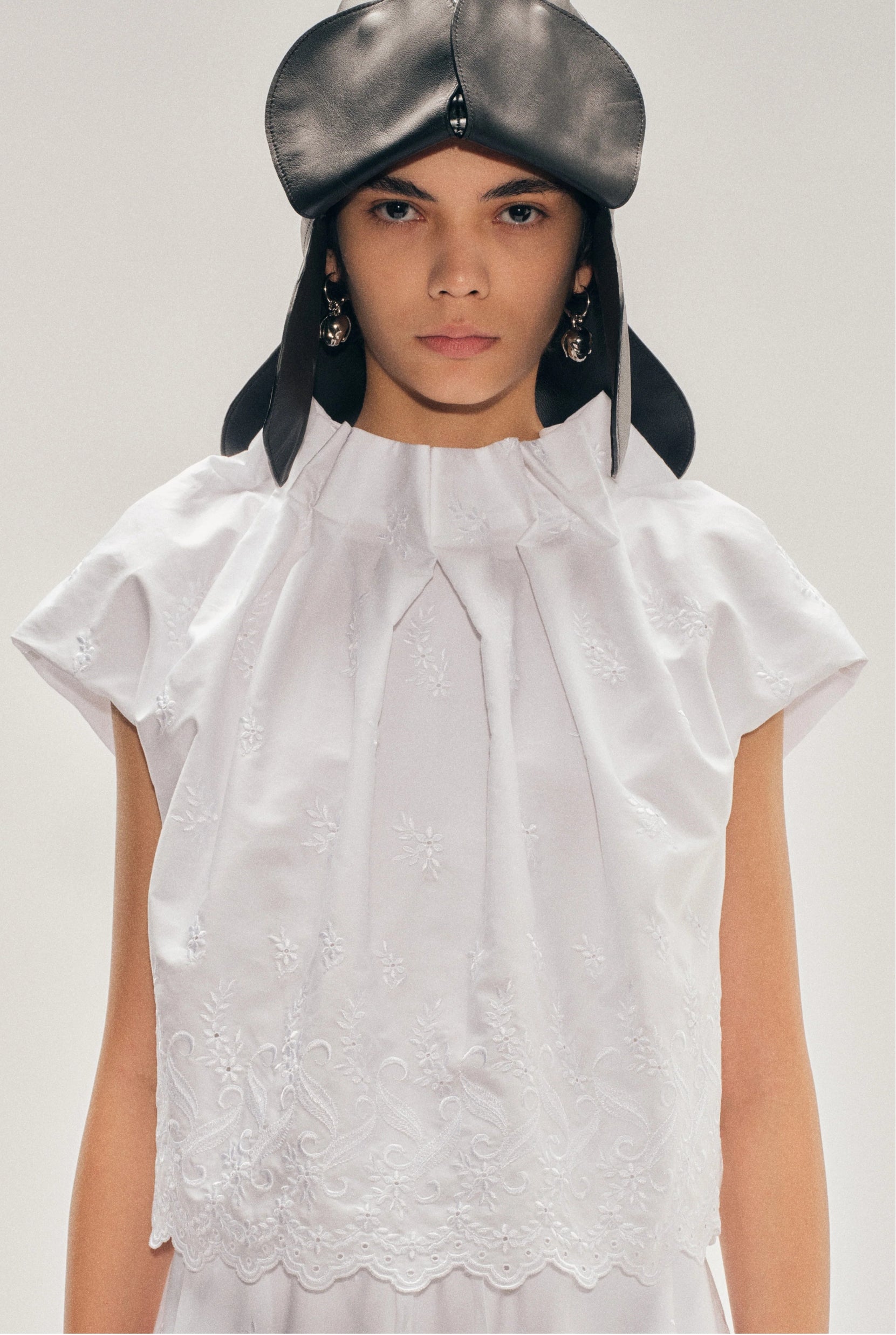 GATHERED TULIP TOP WHITE BRODERIE