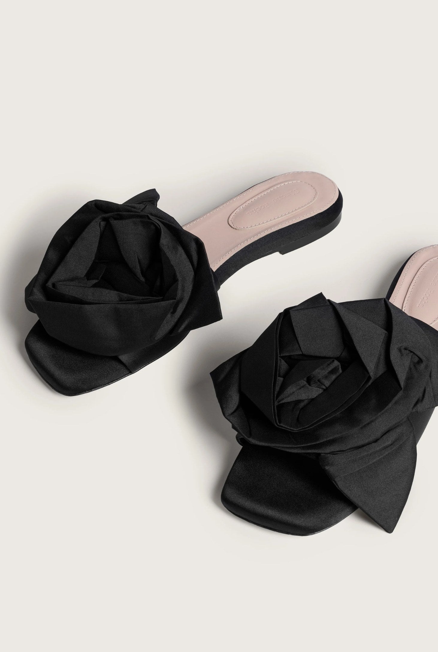 PRESSED ROSETTE SLIDE