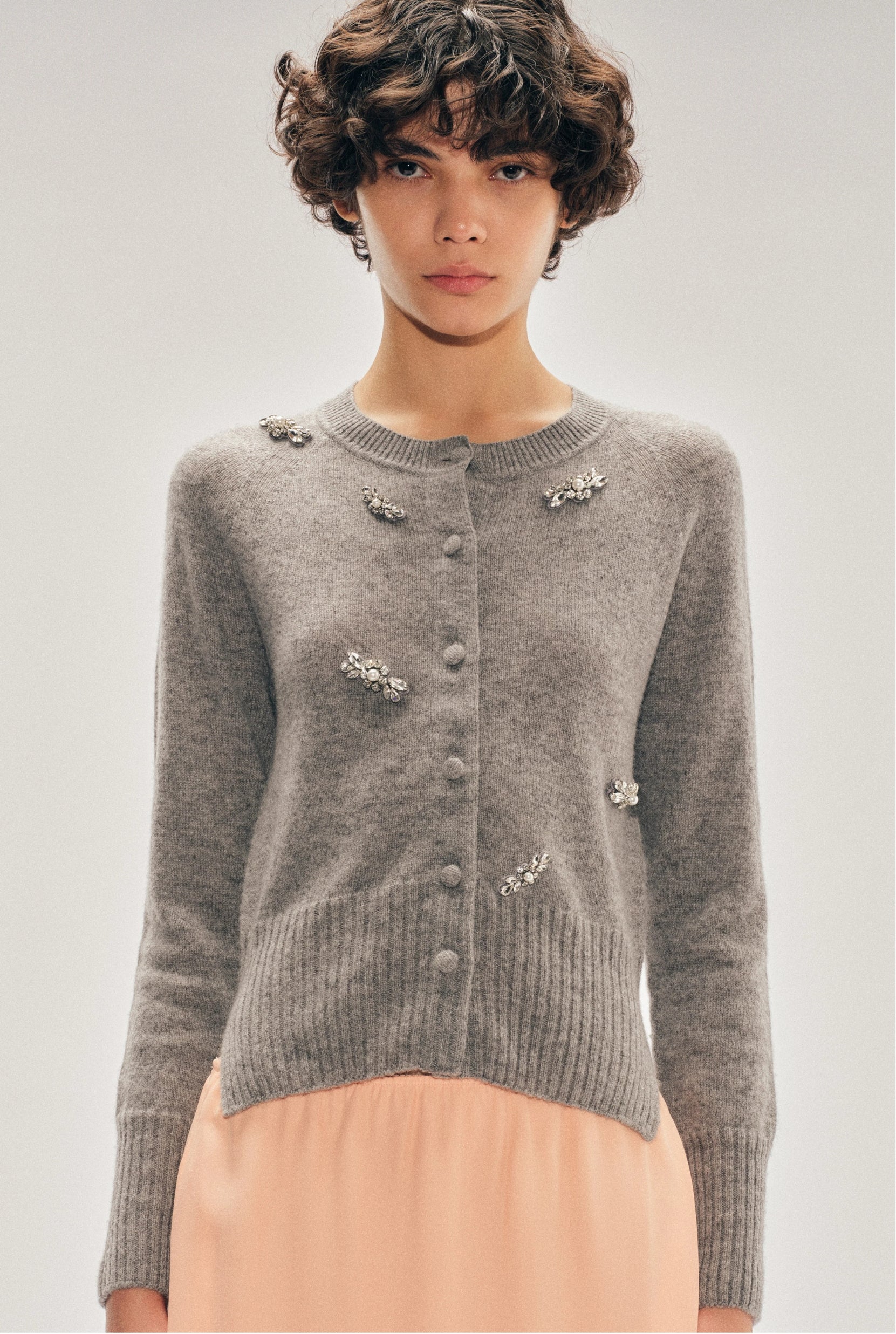 RELAXED CASHMERE CARDIGAN W/ TURBO EMB GREY